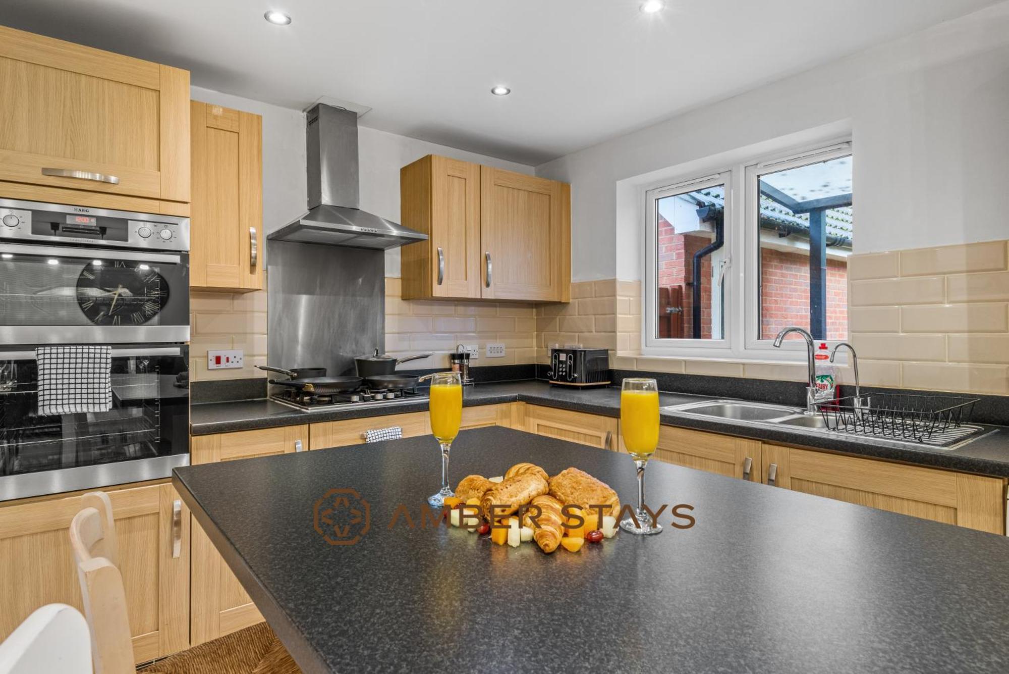 Spacious 5 Bed House In Reading By Amber Stays, Perfect For Business & Contractors, Sleeps 12! Exterior foto