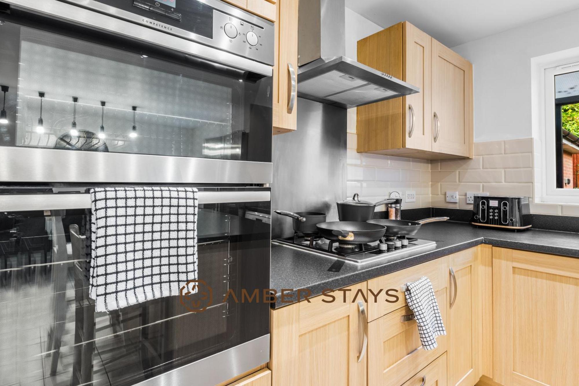 Spacious 5 Bed House In Reading By Amber Stays, Perfect For Business & Contractors, Sleeps 12! Exterior foto